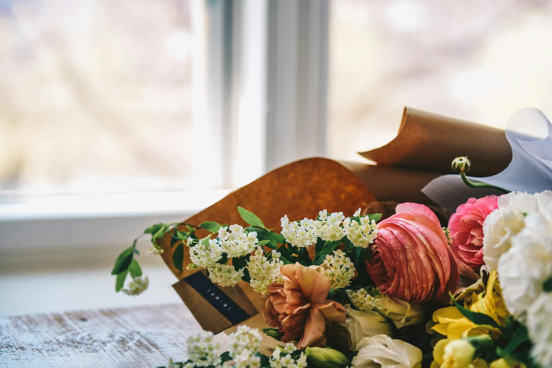 white and pink bouquet of flowers